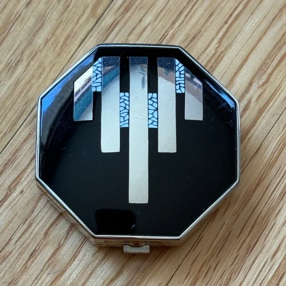 2 Vintage Compacts Elizabeth Arden (Octagon) and Dorset Fifth Avenue (Square) - Picture 2 of 12